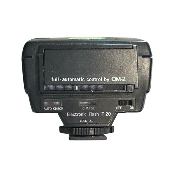 Vintage Olympus OM-1 35mm Photography Camera with Flash Attachment and Cases - Picture 6 of 16